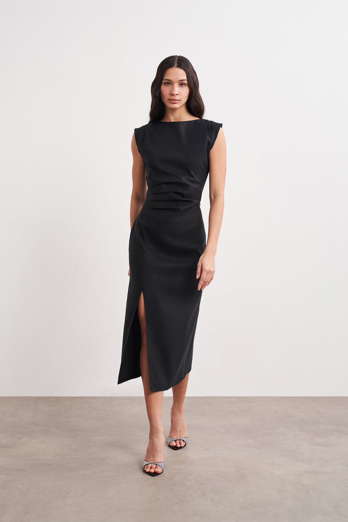Drapiertes Midikleid aus Leinen mit Schlitz Detail