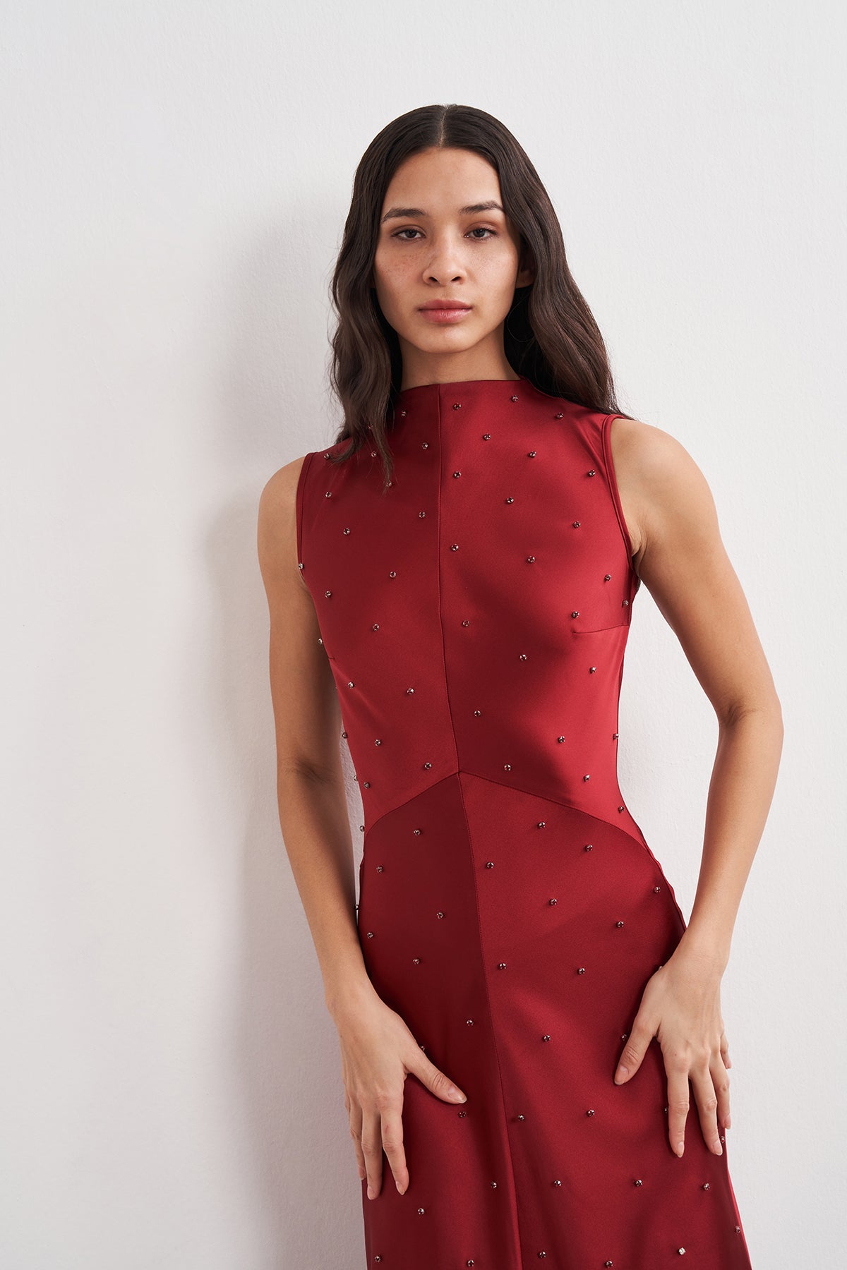 Satin Midikleid mit Strass und Stehkragen