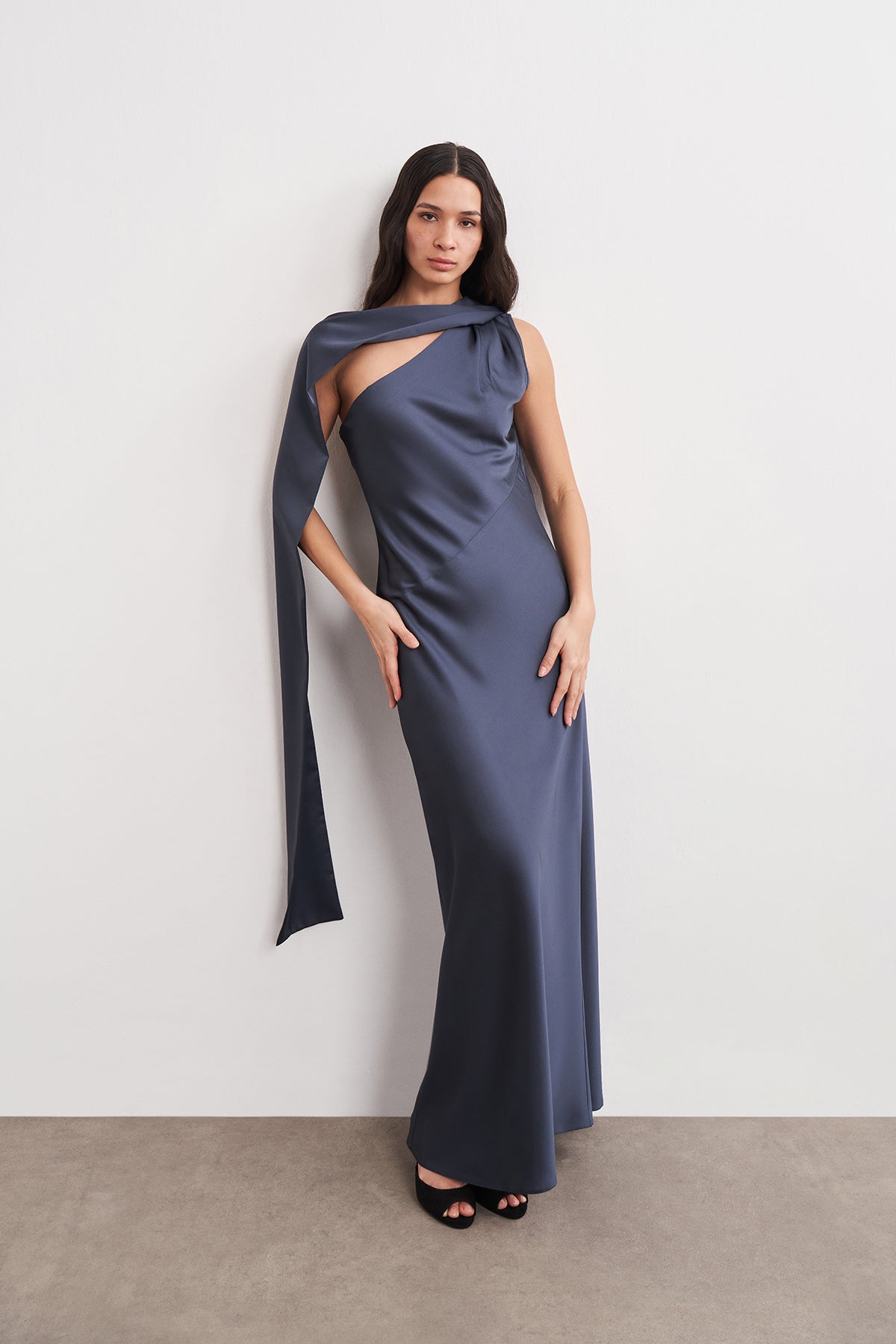 Maxikleid aus Satin mit Schal Detail und One Shoulder Schnitt