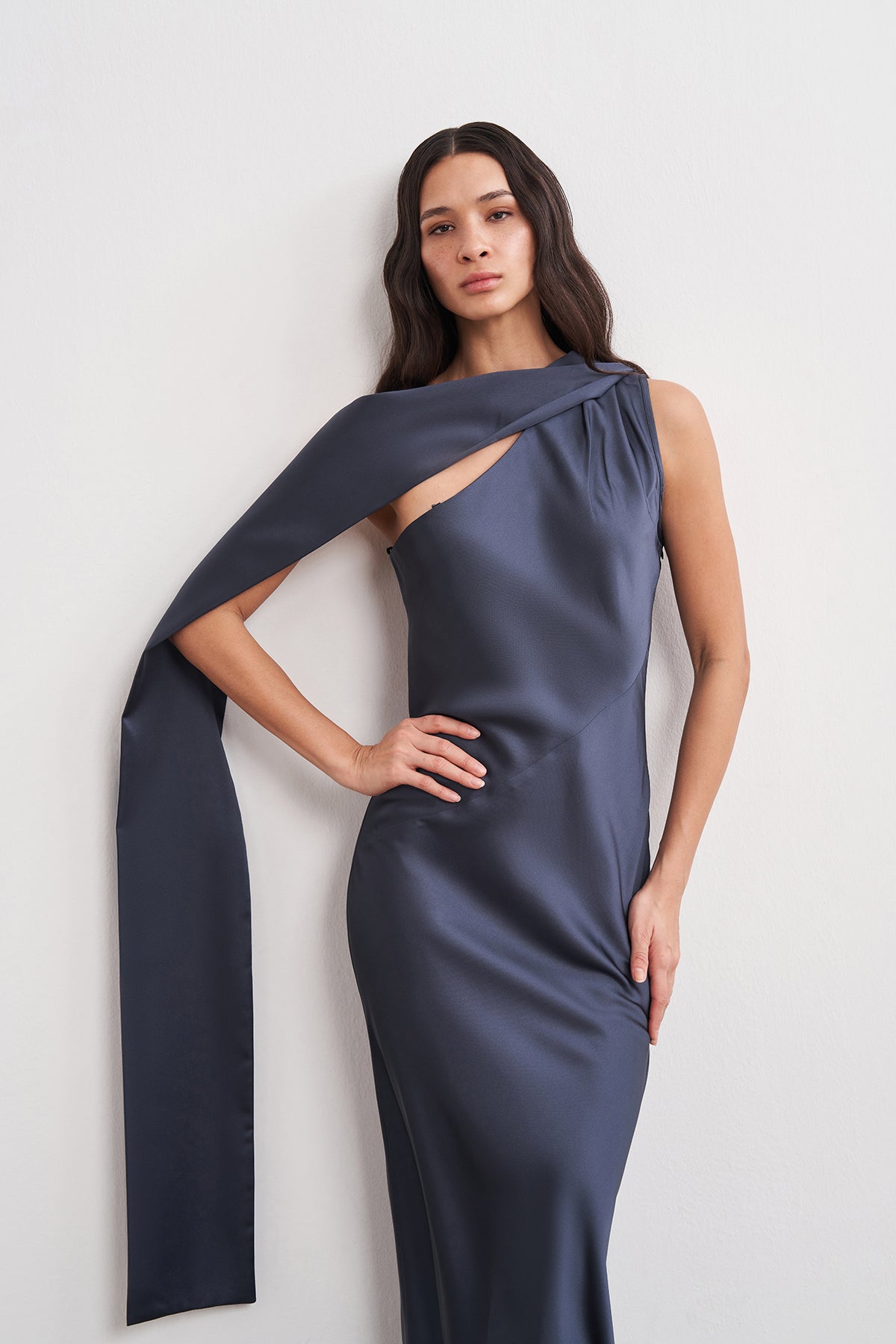 Maxikleid aus Satin mit Schal Detail und One Shoulder Schnitt